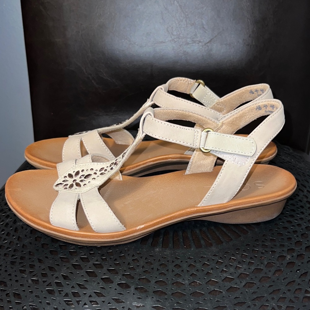 SOUL Naturalizer Cream Laser-Cut T-Strap Sandals - Picture 5 of 7